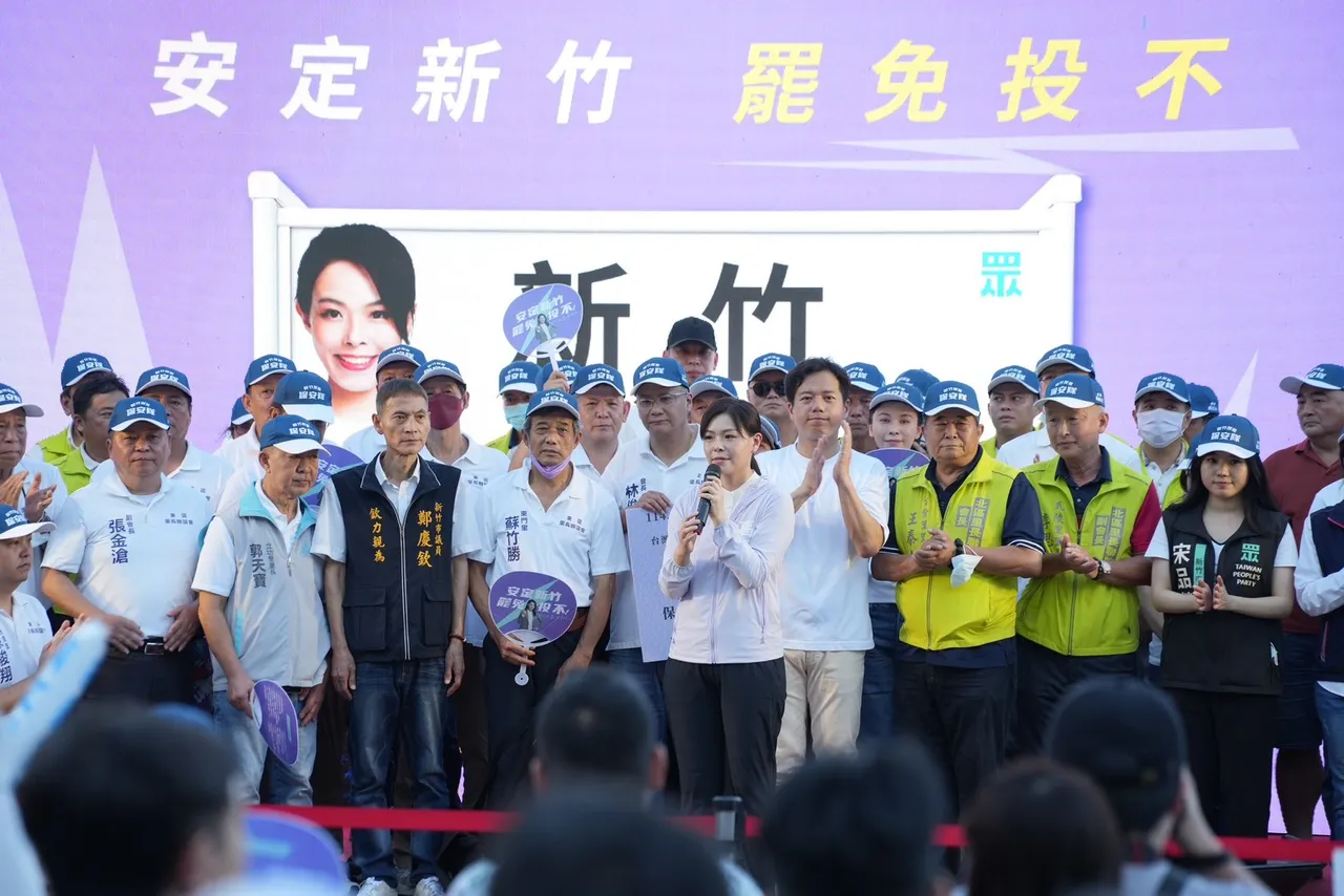 新竹市长高虹安停职期间，仍出席民众党反罢免活动。民众党提供