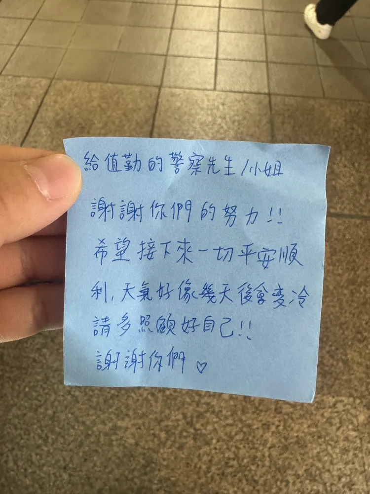 民眾親寫卡片替警方打氣。翻攝畫面