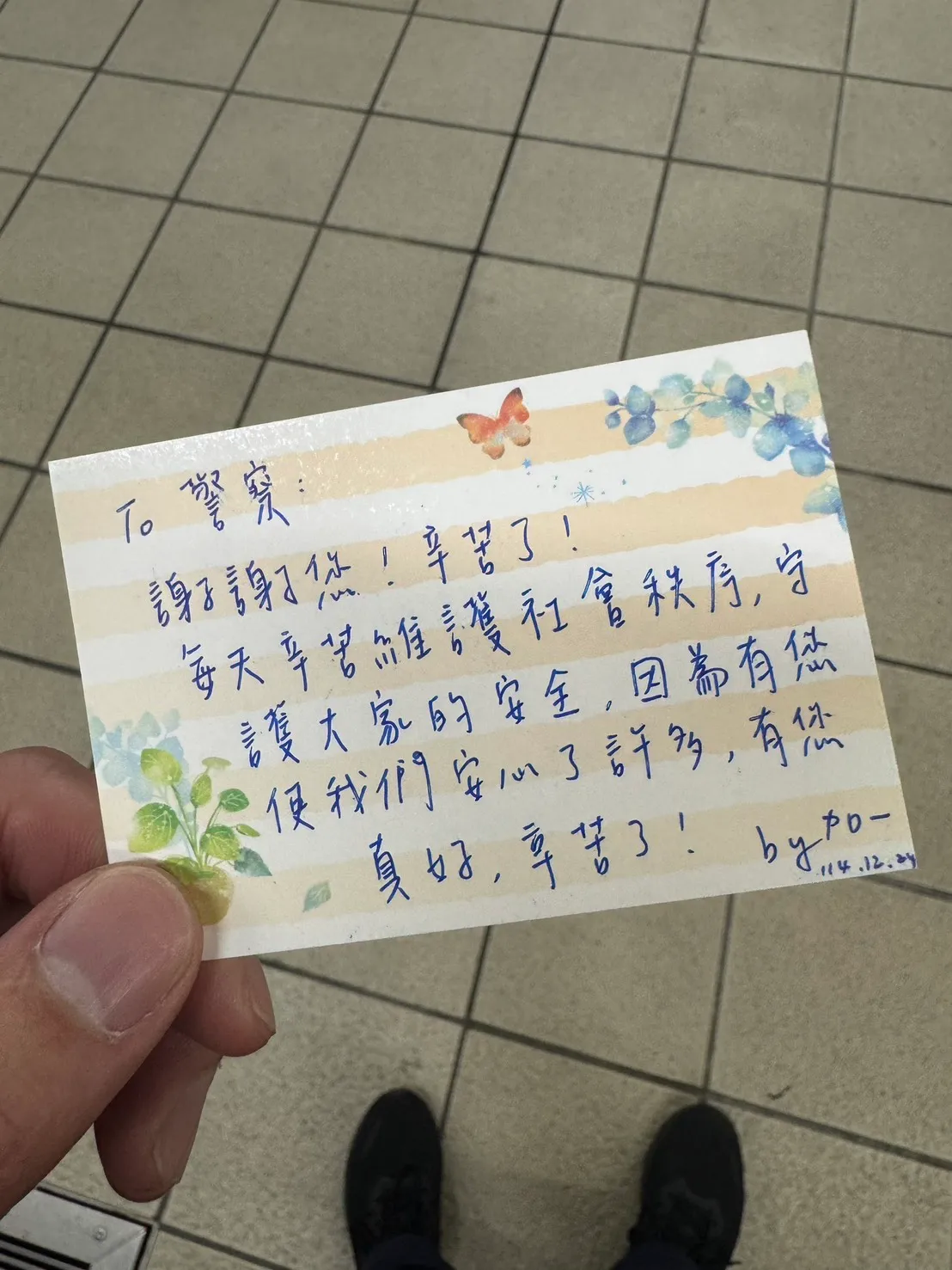 民众亲写卡片替警方打气。翻摄画面