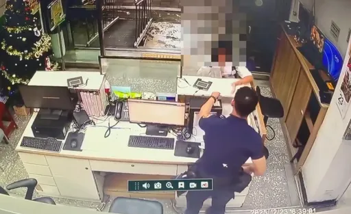 北捷掷弹砍人｜平安夜里送暖！中正一警收民众亲写卡片「别在意外界批评」