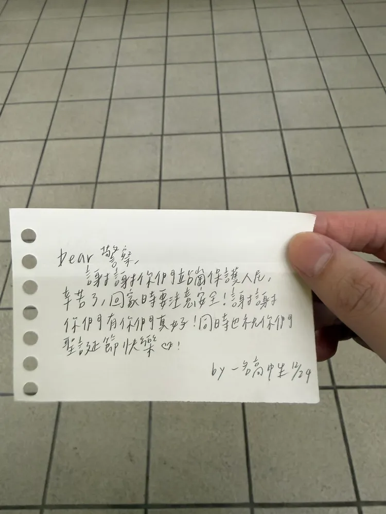 民眾親寫卡片替警方打氣。翻攝畫面