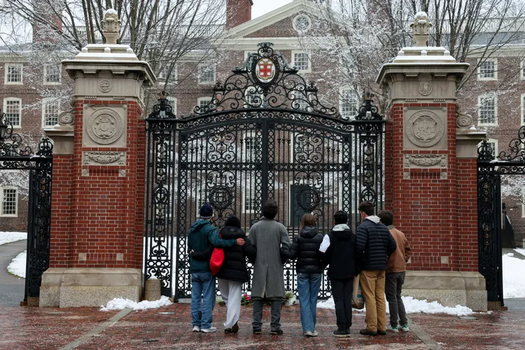 布朗大學學生在校門外祈禱。路透社