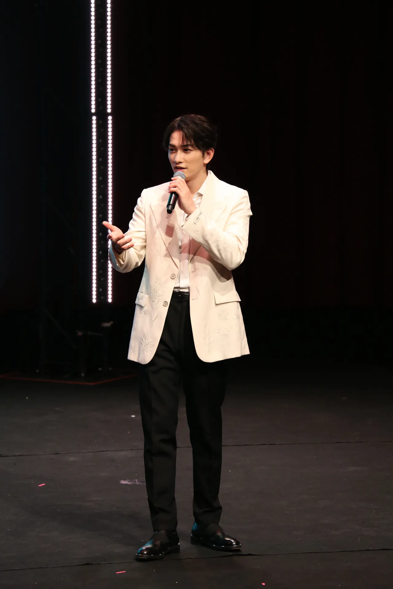 町田启太挑战臭豆腐，大赞好吃。LDH爱梦悦提供