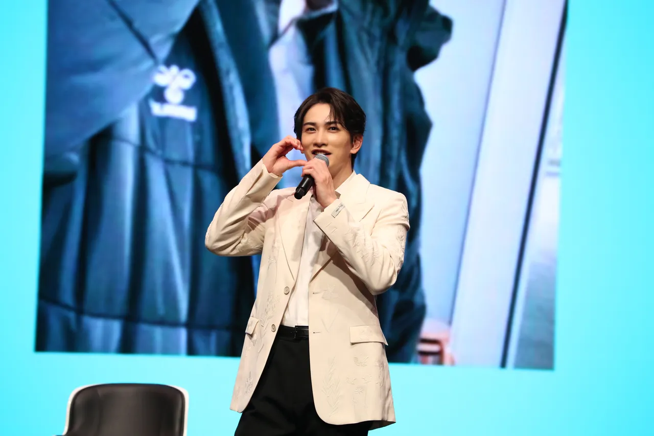 町田启太以为自己没比过脸颊爱心。LDH爱梦悦提供