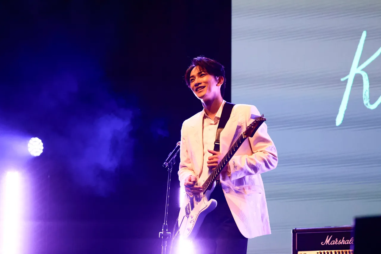 町田启太压轴弹吉他，彷佛《玻璃之心》乐团TENBLANK吉他手高冈尚再现。LDH爱梦悦提供