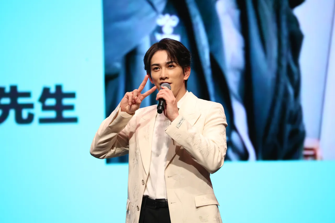 町田启太玩游戏比出YA的手势。LDH爱梦悦提供