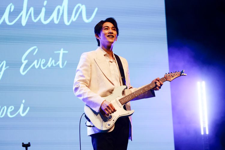 町田啓太帥彈吉他電暈台粉!挑戰臭豆腐被圍觀「3、40支手機對著拍」