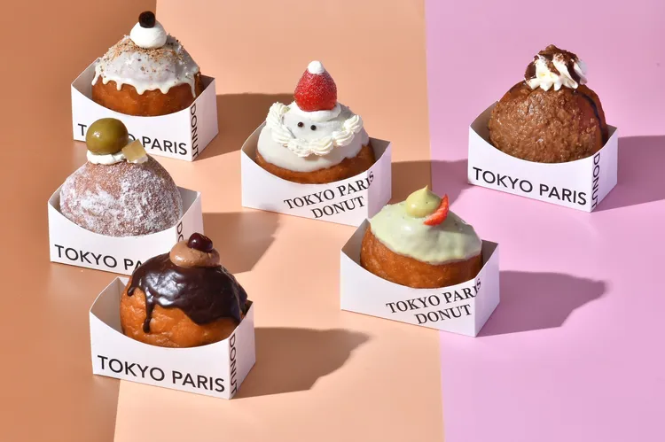 東京巴黎甜點持續翻轉生甜甜圈想像，SOGO台北忠孝館快閃期間，同步推出全新生甜甜圈，除延續濕潤麵體與爆餡特色外，並主打「生甜甜圈的第一次」，大膽創新導入酒香、黑糖珍珠、巧克力與節慶元素，打造今年聖誕與跨年歡聚時刻視覺、味覺與拍照分享最夯主角。業者提供