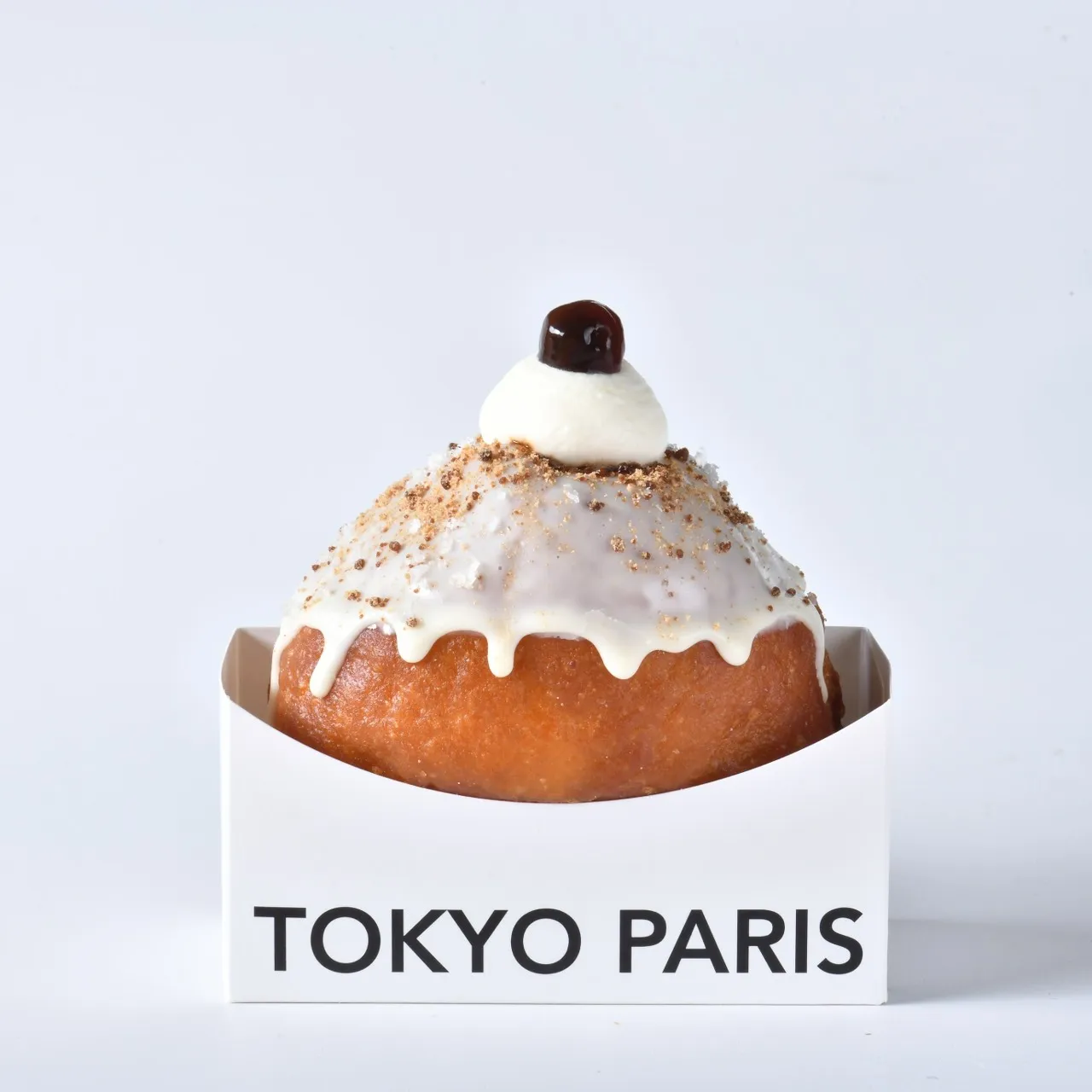 东京巴黎甜点5款生甜甜圈新品，「黑糖珍珠」售价85元，以黑糖与生乳制成内馅口味独特，保有黑糖浓厚香气，搭配Q弹珍珠与白巧克力，甜而不腻口感丰富，将台式经典风味灵魂与日系甜点工艺结合的创意作品，也是珍珠控必BUY的高回购款。业者提供