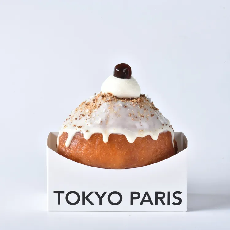 東京巴黎甜點5款生甜甜圈新品，「黑糖珍珠」售價85元，以黑糖與生乳製成內餡口味獨特，保有黑糖濃厚香氣，搭配Q彈珍珠與白巧克力，甜而不膩口感豐富，將台式經典風味靈魂與日系甜點工藝結合的創意作品，也是珍珠控必BUY的高回購款。業者提供