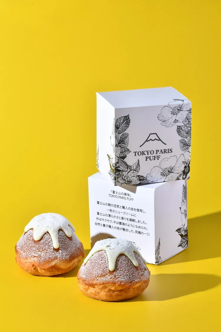 東京巴黎甜點富士山生泡芙首波以2種口味登場，包含經典原味(99元)與開心果口味(109元)，為快閃店活動期間限定販售。業者提供