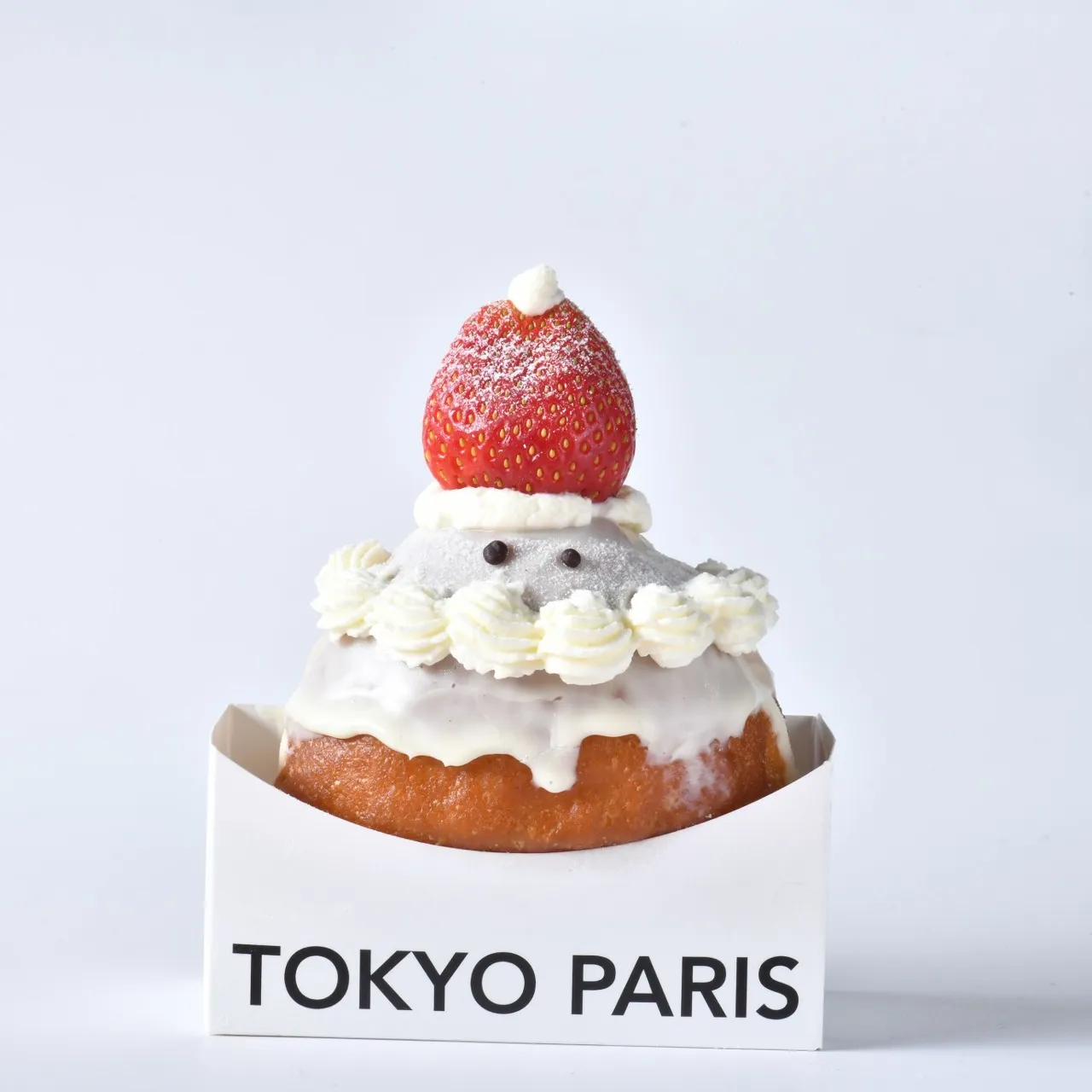 东京巴黎甜点5款生甜甜圈新品，「圣诞老公公」售价108元，酸甜莓果内馅搭配生乳内馅，带有微微清新果香及浓郁乳香，运用新鲜草莓及鲜奶油打造超可爱圣诞老人外型，感受浓浓耶诞氛围，是节庆限定热门款。业者提供