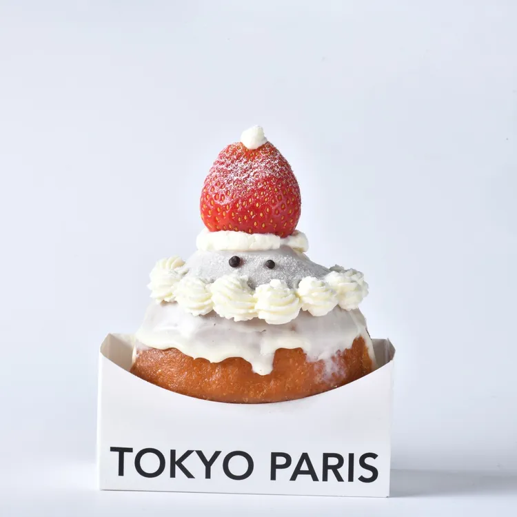 東京巴黎甜點5款生甜甜圈新品，「聖誕老公公」售價108元，酸甜莓果內餡搭配生乳內餡，帶有微微清新果香及濃郁乳香，運用新鮮草莓及鮮奶油打造超可愛聖誕老人外型，感受濃濃耶誕氛圍，是節慶限定熱門款。業者提供