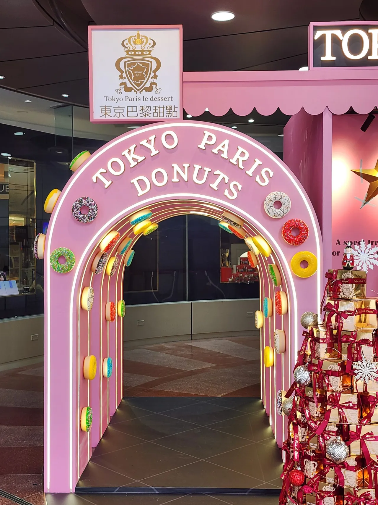 东京巴黎甜点远东SOGO台北忠孝馆快闪店设计甜甜圈隧道。业者提供