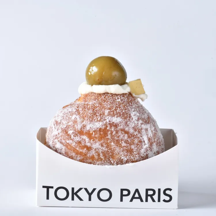 東京巴黎甜點5款生甜甜圈新品，「梅酒蜂蜜」售價108元，嚴選自日本知名梅酒及龍眼蜜所製成的酒凍，內餡搭配生乳與來自南投的酒漬脆梅，入口先是清雅酒韻，隨後帶出蜂蜜圓潤尾韻，酸甜完美平衡，層次分明，專為成熟味蕾打造，是富含日式酒香與蜜韻層次的微醺甜甜圈代表。業者提供