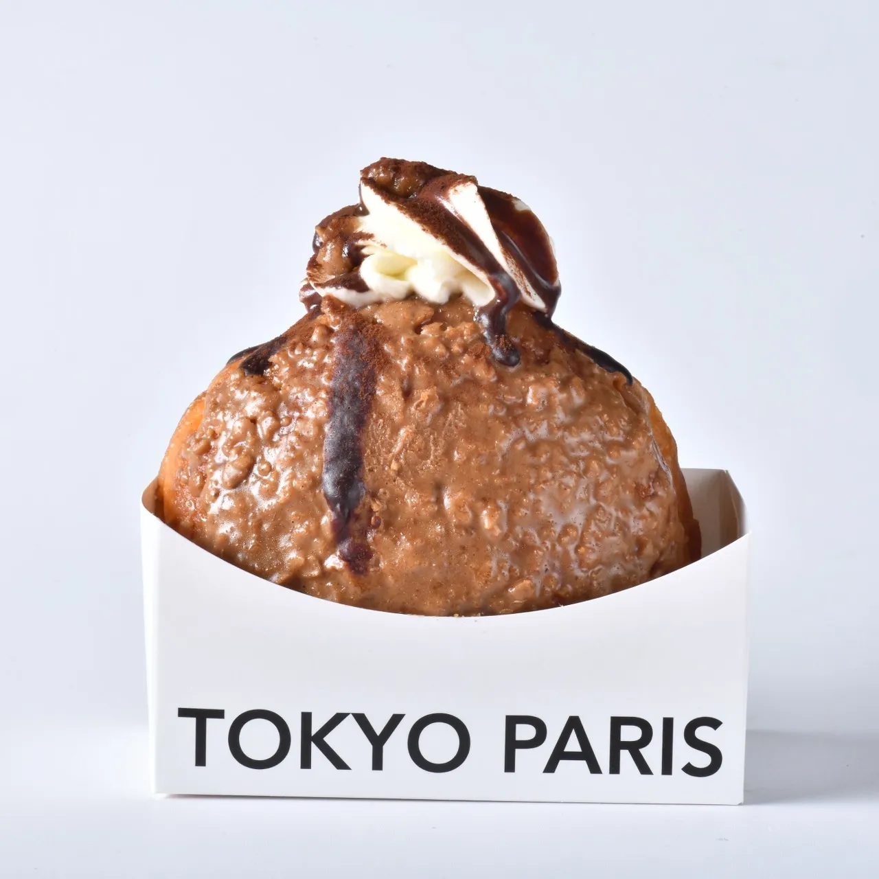 东京巴黎甜点5款生甜甜圈新品，「金莎」售价98元，浓郁巧克力内馅搭配生乳内馅，加入榛果脆片增添口感层次，香浓滑顺又带榛果味，酥脆、浓郁、香气四溢，重现经典金色奢华魅力，是巧克力控首选。业者提供