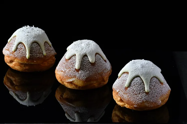 東京巴黎甜點富士山生泡芙源自日本近期社群爆紅的排隊名品生泡芙，由日本師傅傳授指導，東京巴黎甜點以日式正宗製程為基礎，在台灣進一步把日式生泡芙升級再造，將泡芙、杏仁奶油香氣的費南雪與法式布蕾三種甜點工藝融合於一顆富士山造型甜點中。業者提供