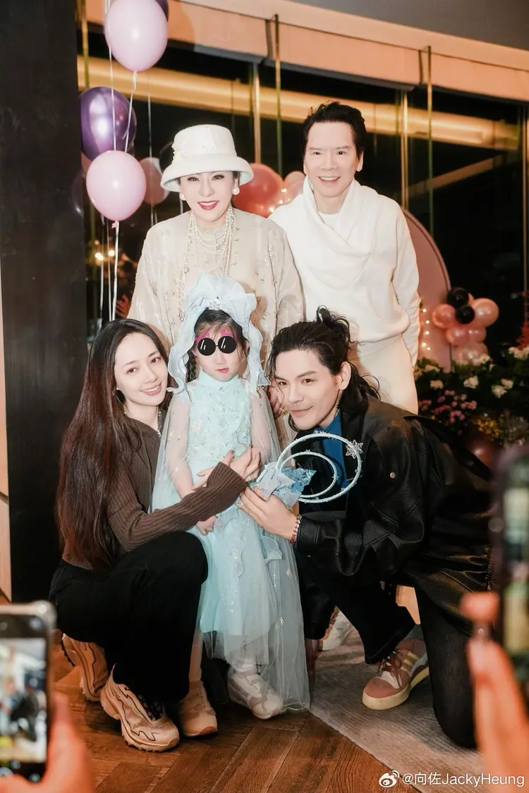 郭碧婷（前排左）和向佐（前排右）結婚6年，備受公公向華強（後排右起）、婆婆陳嵐疼愛。翻攝向佐微博