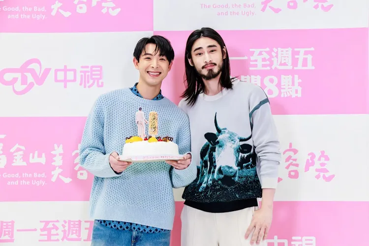 連晨翔（左）提前過生日，右為章廣辰。中視提供