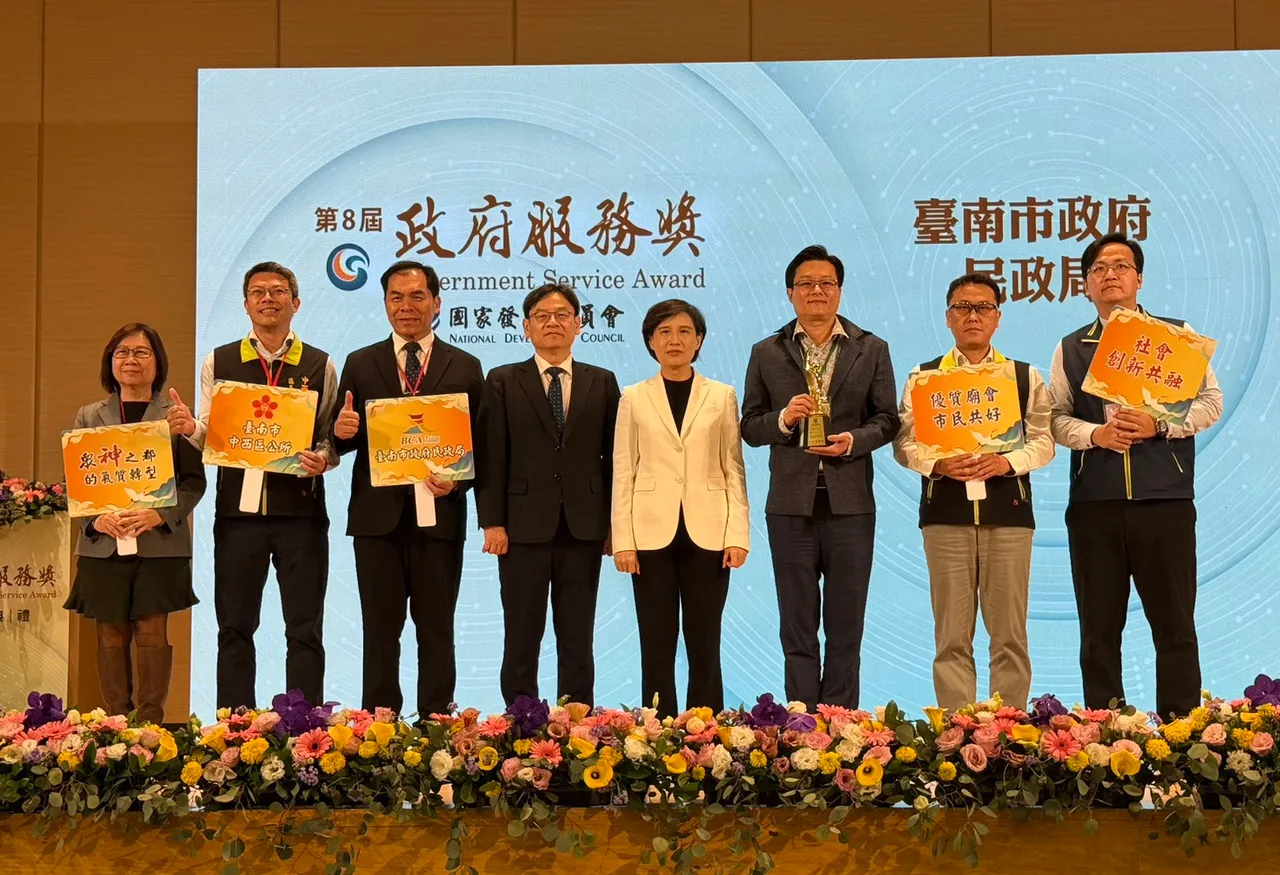 台南市政府交通局和民政局获颁国发会「政府服务奖」。翻摄画面