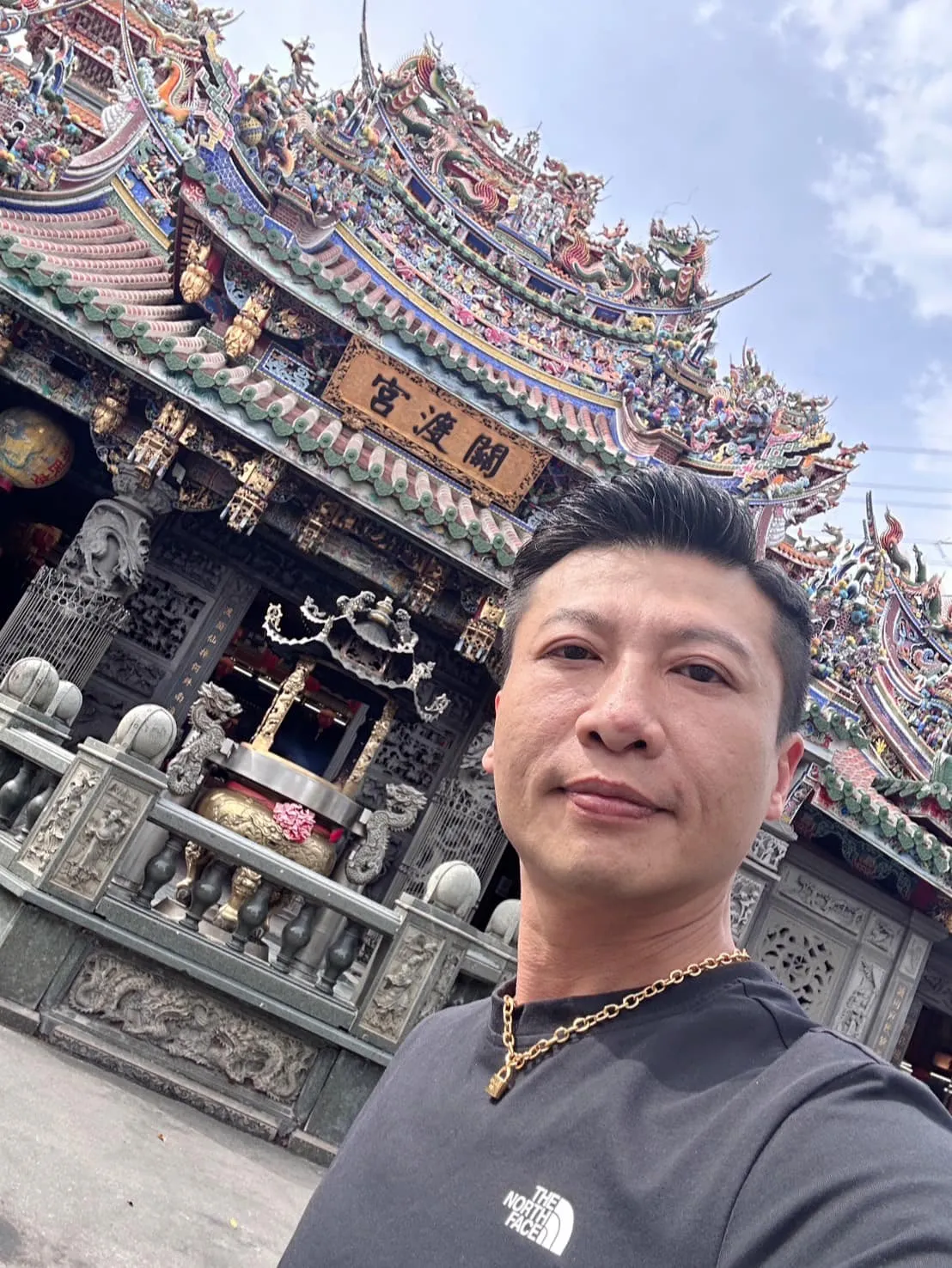 方順吉與廟宇合影。翻攝方順吉的走廟之旅臉書