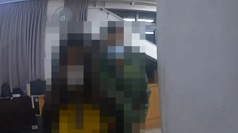 警方将少女带回派出所，并联络父亲来接人。民众提供