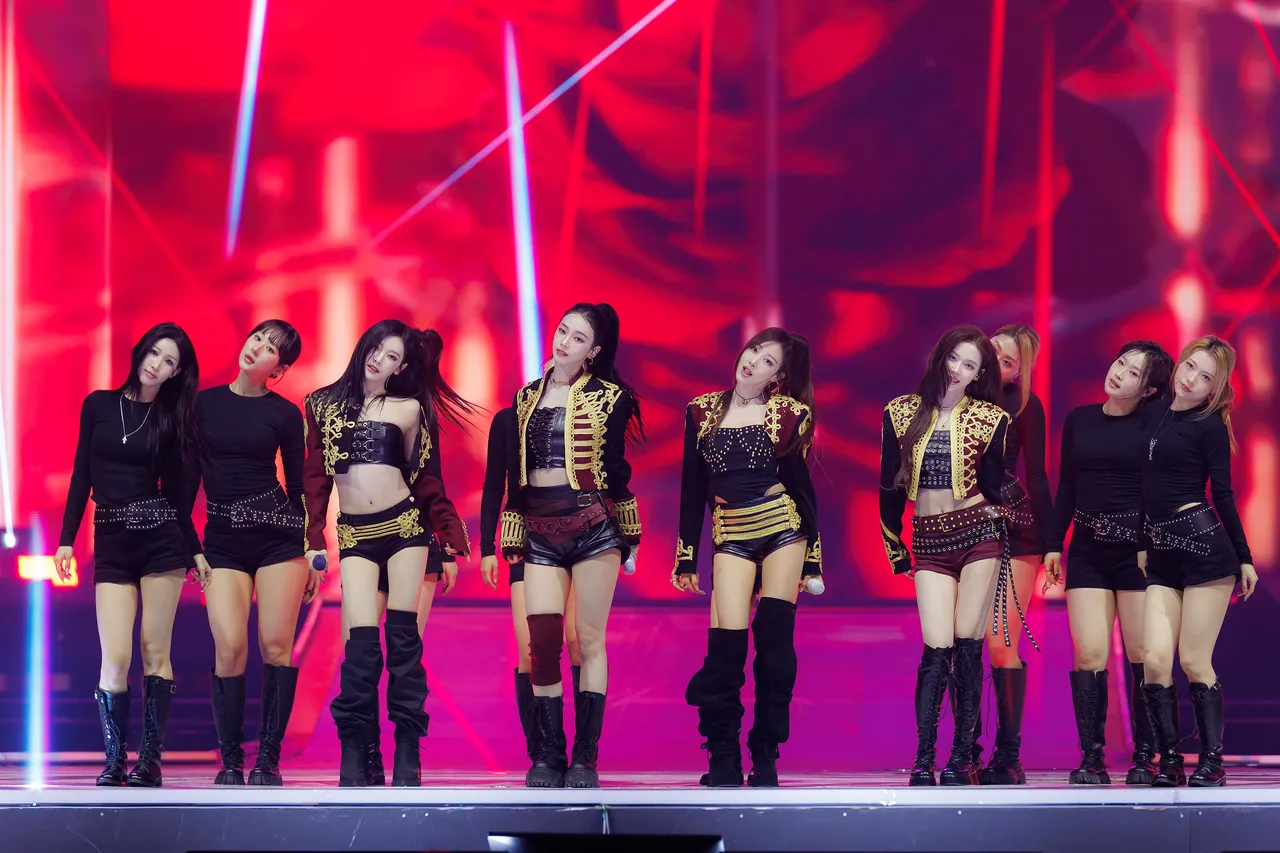 Ningning（左）因感冒缺席红毯，表演时合体aespa。翻摄MMA X