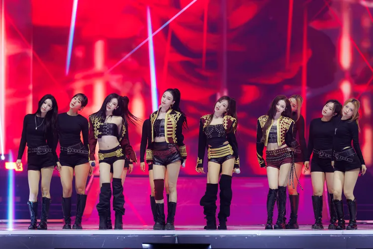 Ningning（左）因感冒缺席紅毯，表演時合體aespa。翻攝MMA X