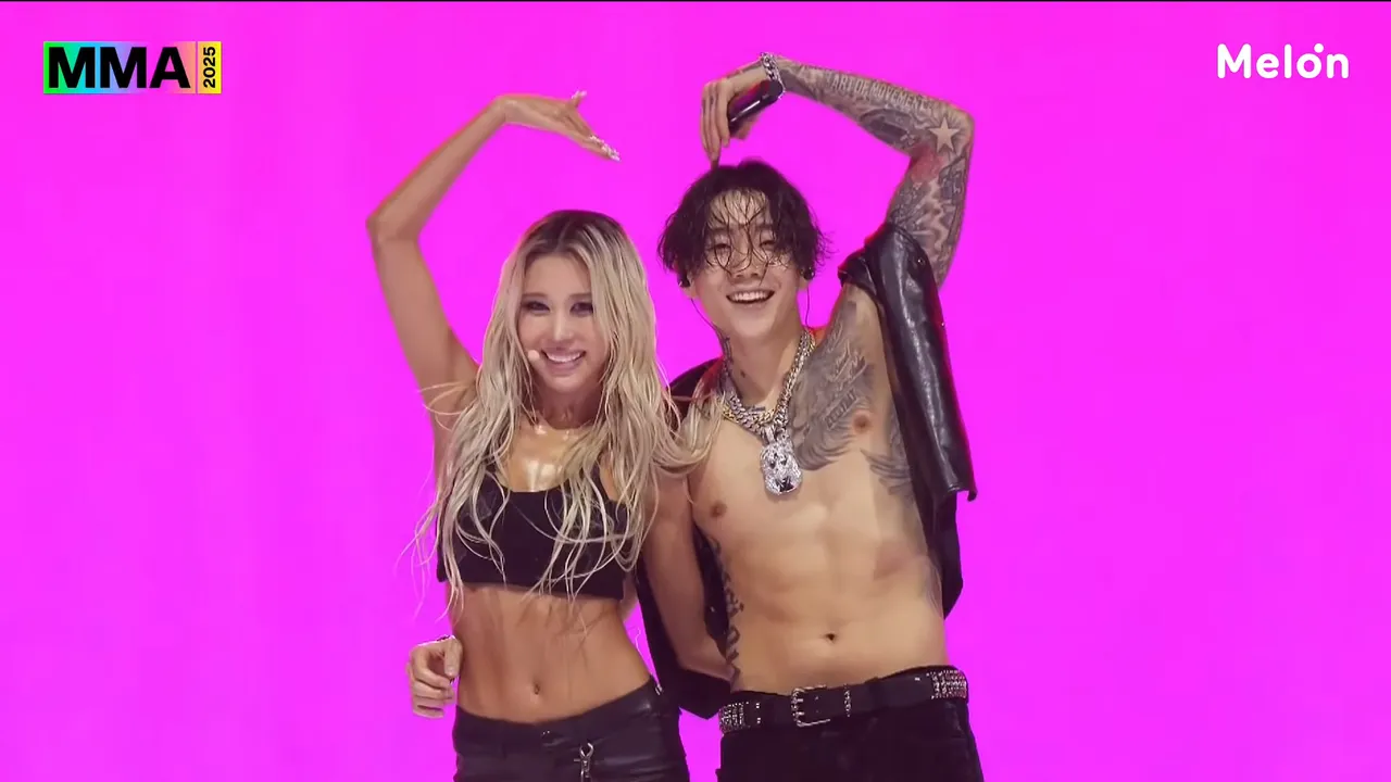 朴宰范（右）伸出「礼仪手」，不敢揽住多荣的腰。翻摄YouTube