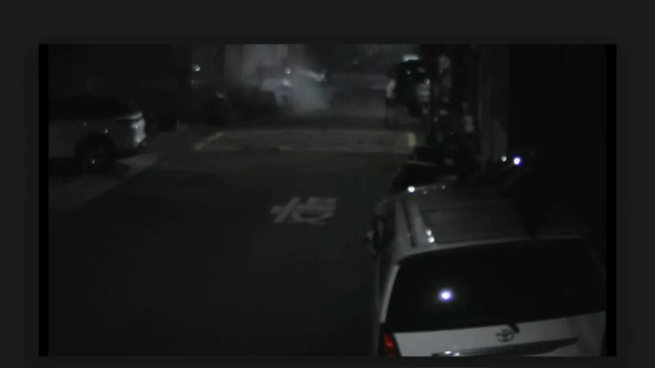 陈男沿路喷洒灭火器及挥舞棍棒砸车。翻摄画面