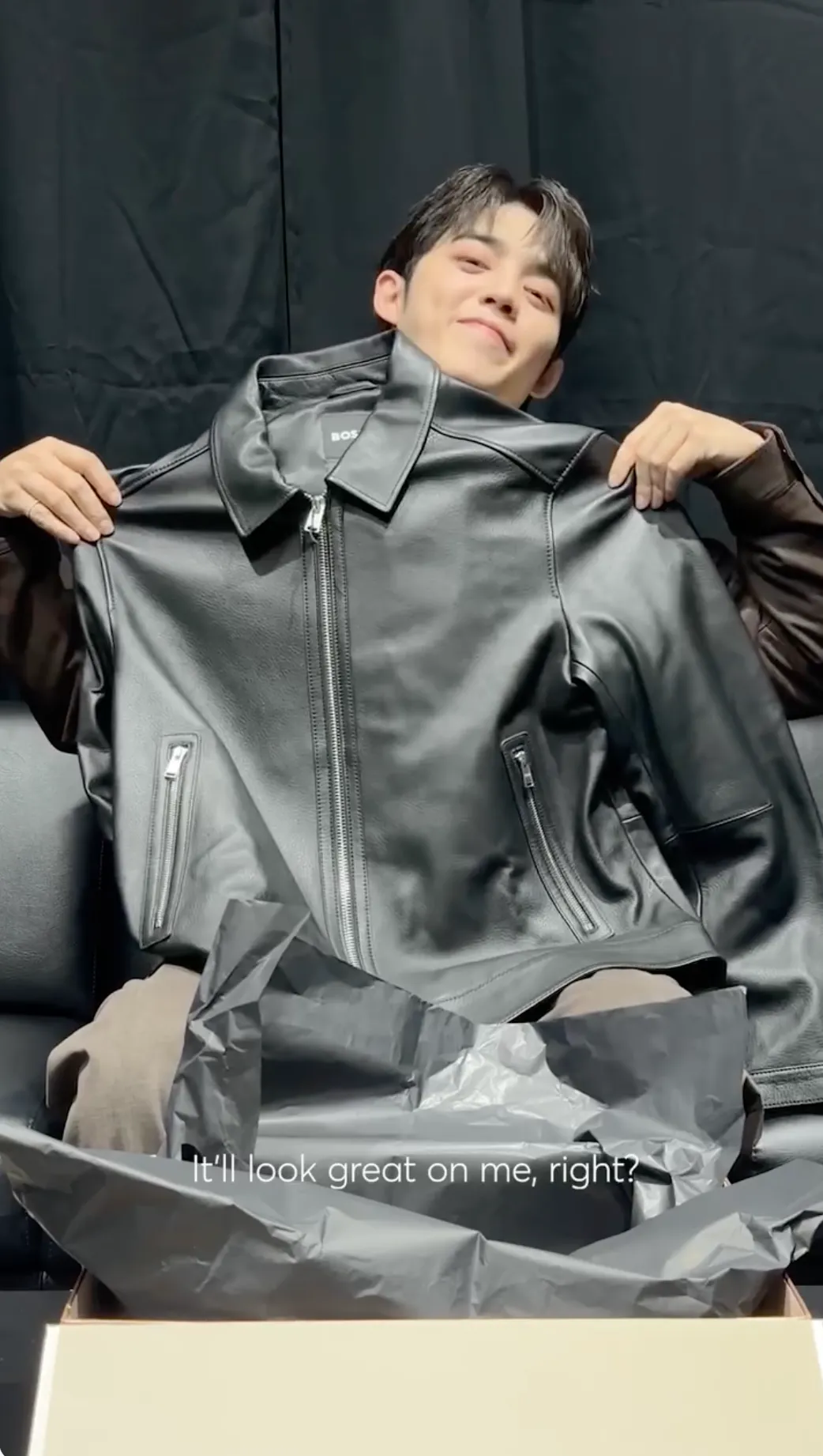 S.COUPS收到酷感十足的黑色皮革夹克。品牌提供