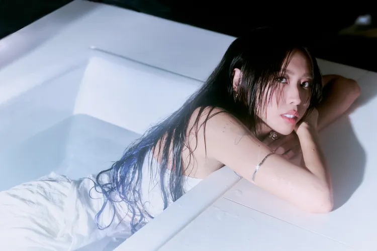 李芷婷潛入浴缸呈現水的溫柔與吞噬感。華納音樂提供