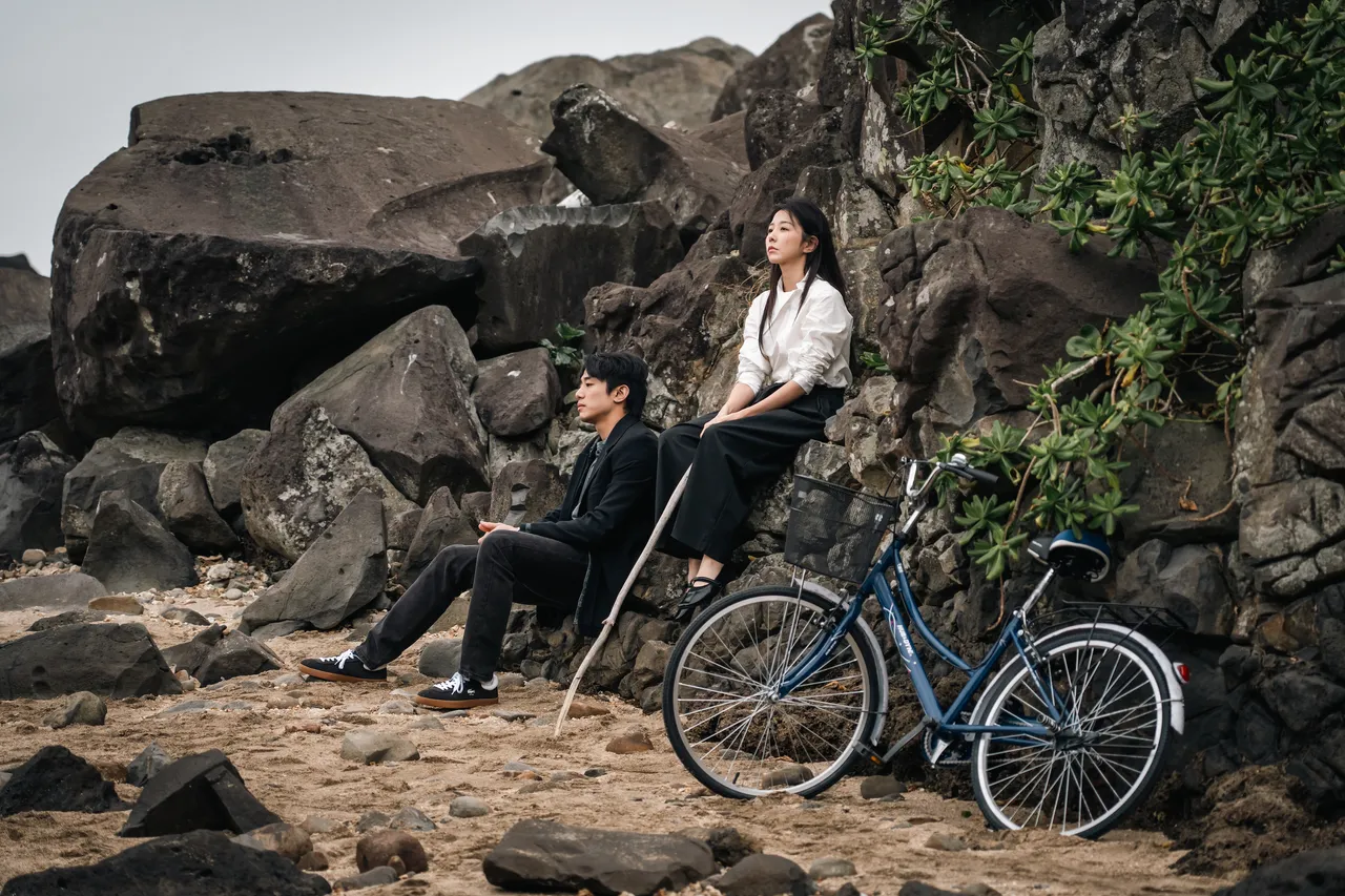 邵雨薇（右）和初孟轩在海边谈心，两人各自藏著心事。风暴国际股份有限公司提供
