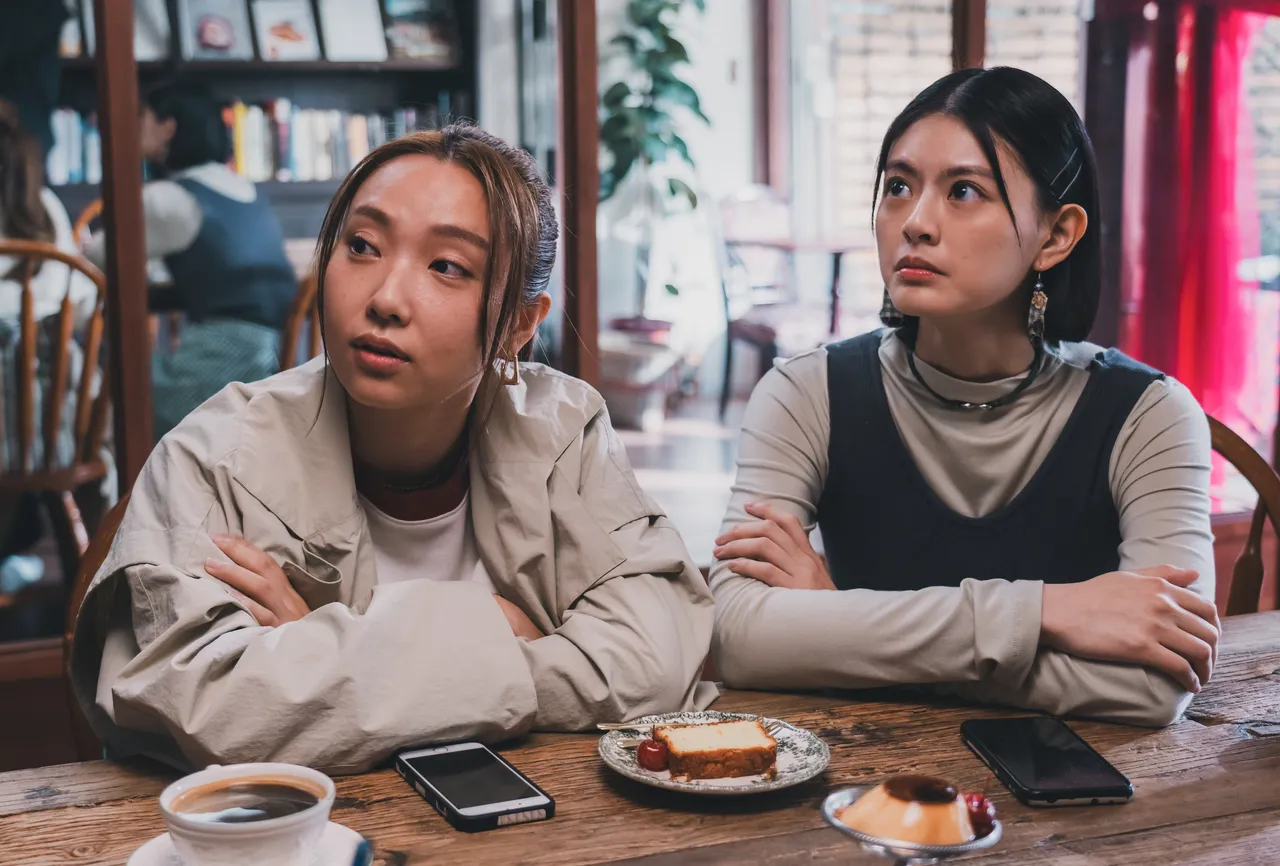 李雪和陈昱廷饰演「青春五人帮」剧团演员，也是无所不谈的好姊妹。风暴国际股份有限公司提供