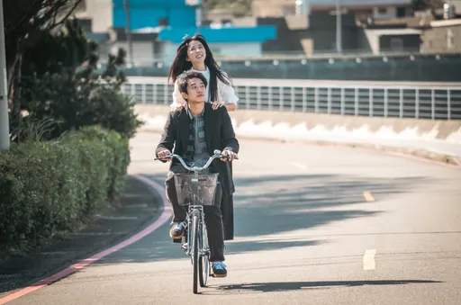 邵雨薇曝愛人離世留遺憾　騎單車兜風太美藏血淚