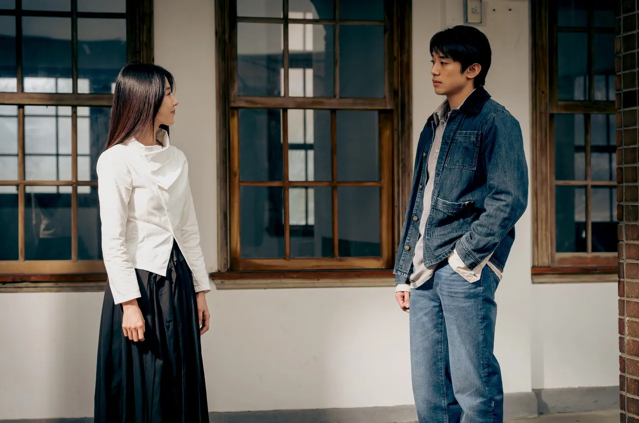 初孟轩（右）在片中决心陪伴邵雨薇找回一段充满遗憾的爱恋。风暴国际股份有限公司提供