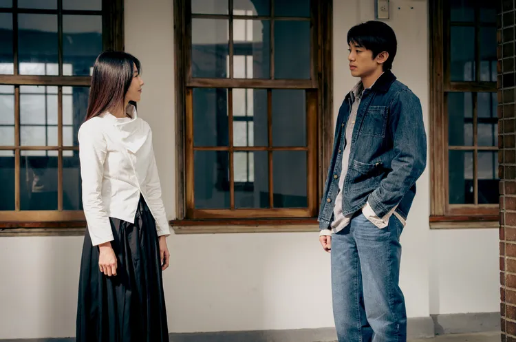 初孟軒（右）在片中決心陪伴邵雨薇找回一段充滿遺憾的愛戀。風暴國際股份有限公司提供