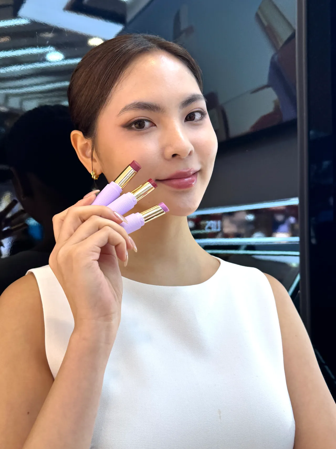 雅诗兰黛水啵啵琉璃润唇膏薰衣草之吻限定版，各1950元。张家玲摄