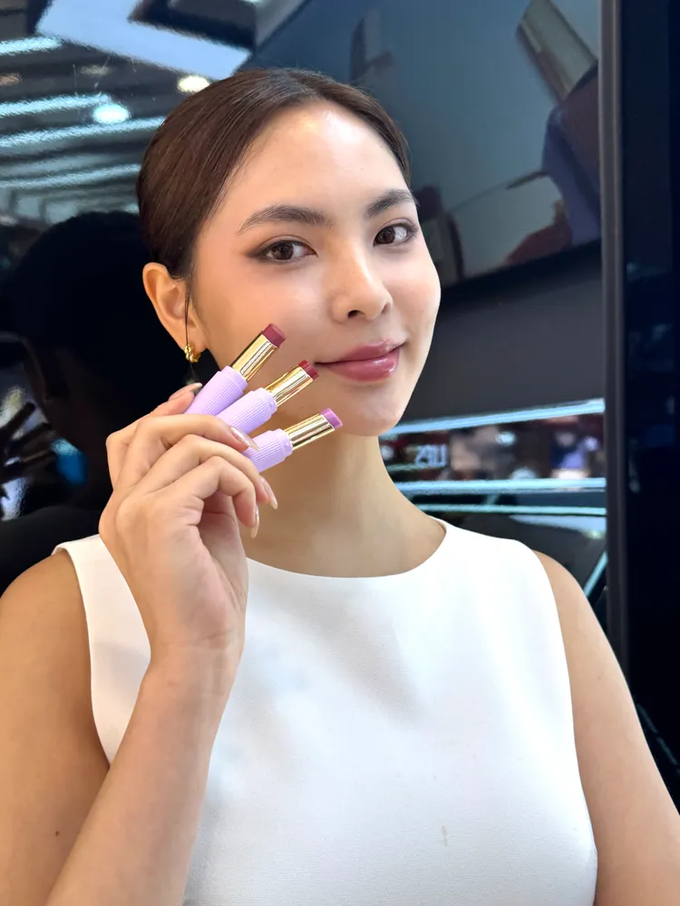 雅詩蘭黛水啵啵琉璃潤唇膏薰衣草之吻限定版，各1950元。張家玲攝