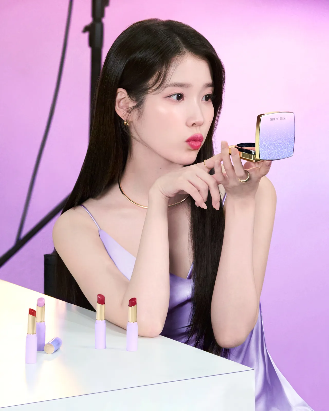 IU以雅诗兰黛薰衣草之吻系列，打造「仙气冰透紫」妆容。品牌提供