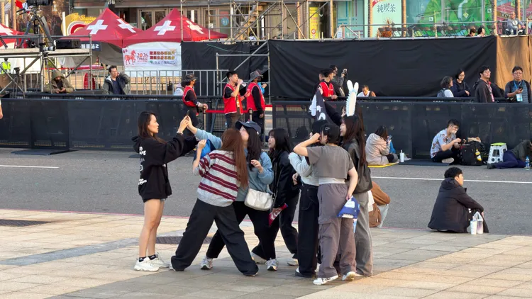 高雄跨年晚會在夢時代大道登場，下午逐漸出現人潮。民眾提供