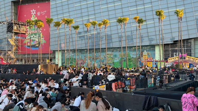 高雄跨年晚會在夢時代大道登場，下午逐漸出現人潮。民眾提供