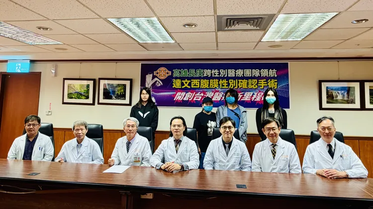 高雄長庚跨性別醫療團隊與接受手術患者。後方左2是家長，其他3位是跨性別　翻攝畫面