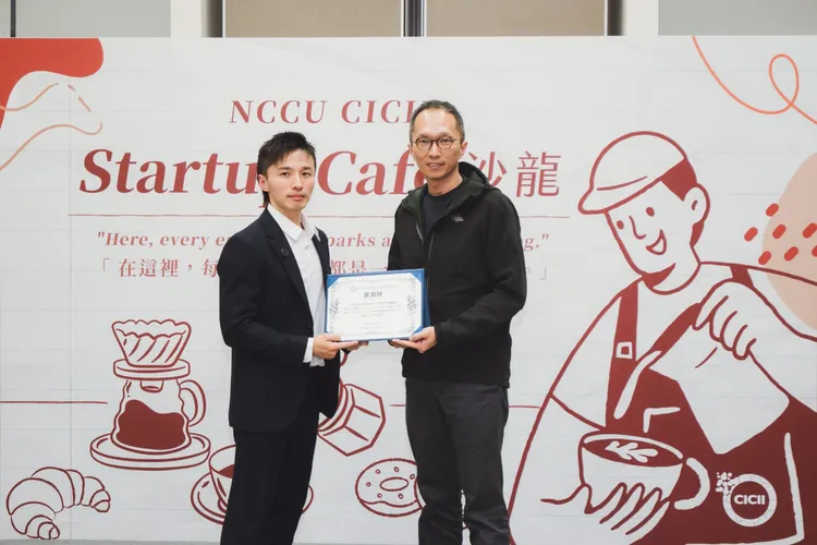 阿緯雖然成績不允許他念政治大學，仍靠著「社會大學」的經歷，獲邀到政大開講。經紀人提供