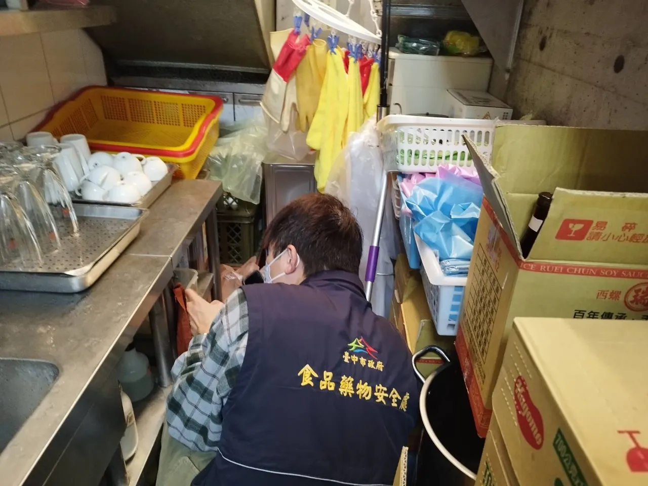 市府勒令春水堂公益店暫停營業，並將業者依違法食安法移送台中地檢署偵辦。市府提供