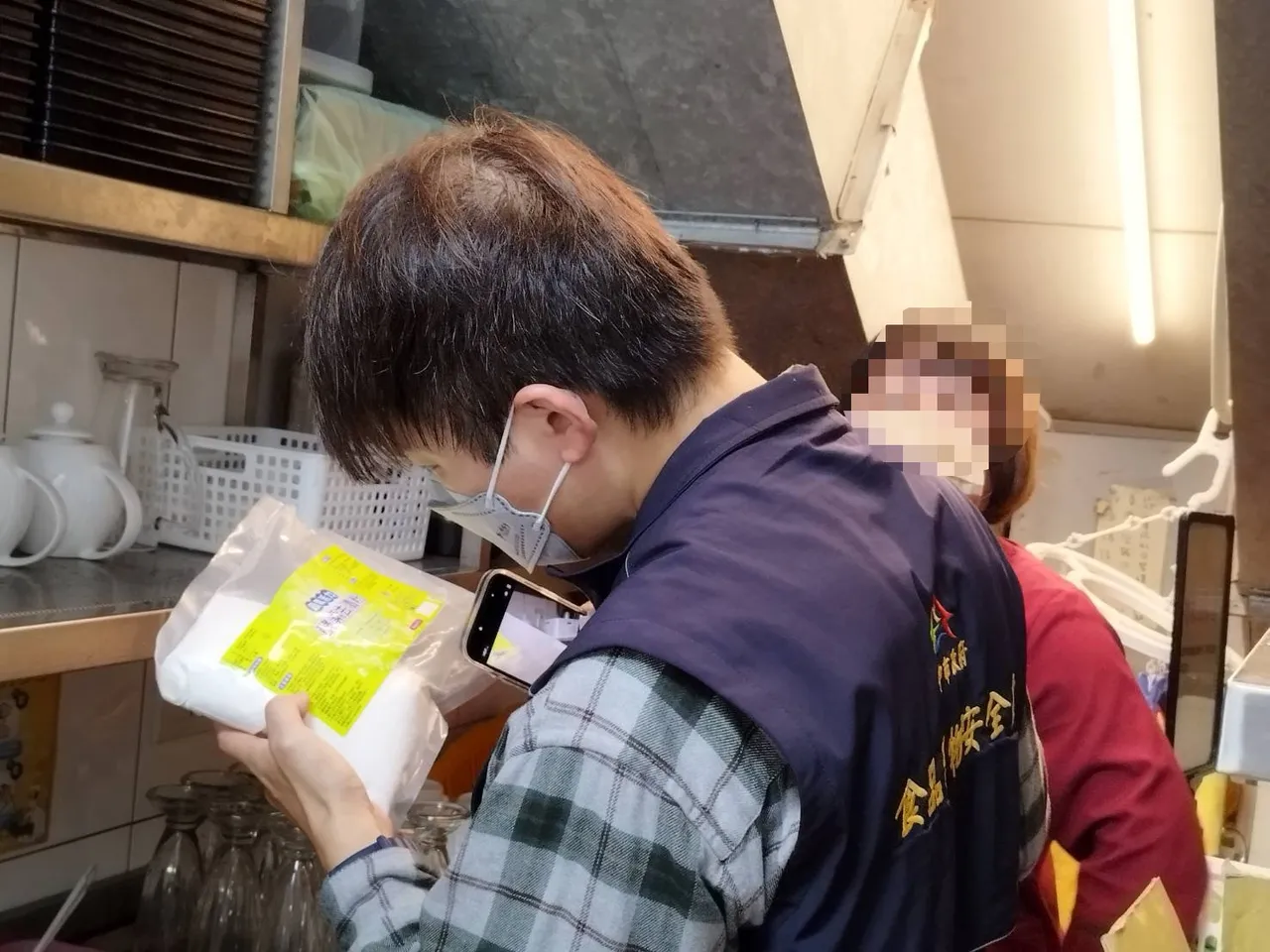 春水堂台中公益店發生食安事件，台中市食安處人員到場稽查。市府提供