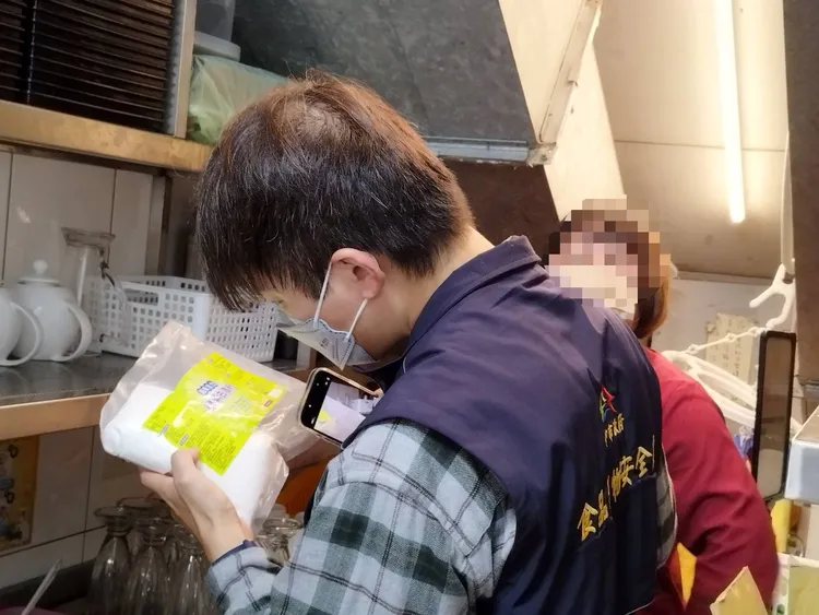 春水堂台中公益店發生食安事件，台中市食安處人員到場稽查。市府提供