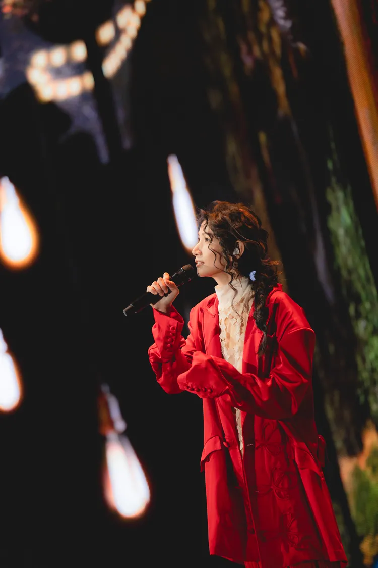 李千娜美聲悼念小鬼與顏正國。寬宏藝術x環球音樂提供