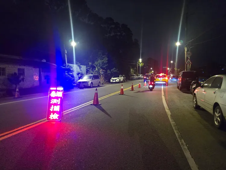 新店警进行毒、酒驾扩大临检。翻摄画面