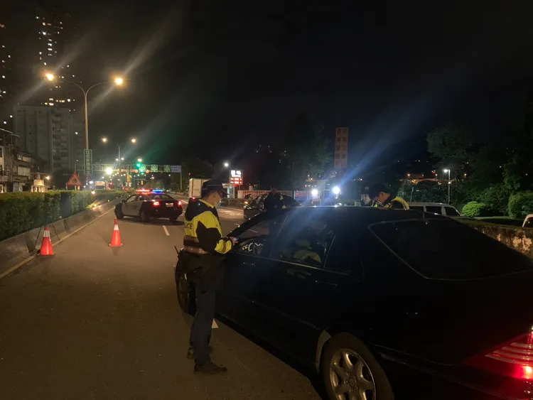 新店警進行毒、酒駕擴大臨檢。翻攝畫面